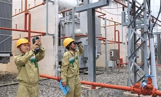 Công nhân Công ty Truyền tải Điện 4 kiểm tra vận hành trạm biến áp 500kV Phú Mỹ. Ảnh: TTXVN