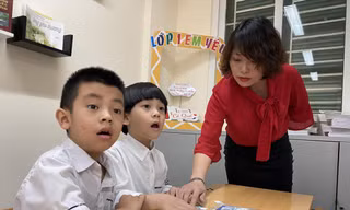 SGK tăng giá, phụ huynh thêm gánh nặng chi phí. Ảnh: Quỳnh Anh