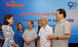 Hai khách mời đặc biệt là nguyên Bí thư thứ nhất T.Ư Đoàn Hà Quang Dự và ông Vũ Trọng Kim cùng các tác giả đoạt giải, đoàn viên giao lưu tại lễ trao giải. Ảnh: Như Ý