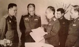 Tướng Tấn (thứ 2 trái sang)