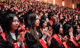 Sinh viên ĐH trong lễ tốt nghiệp. Ảnh: NGHIÊM HUÊ