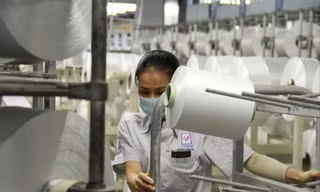 Từ một dự án thua lỗ, VNPOLY đã vươn lên, bước đầu hoạt động có lãi trong năm 2021. Trong ảnh, người lao động tại dây chuyền DTY
