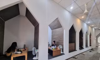 Mỗi người trong một không gian riêng tư, không ồn ào, ảnh hưởng những người xung quanh. Ảnh: T.T