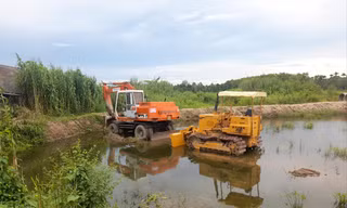 Máy móc nằm phơi sương tại công trường khu vực điểm giao cao tốc với đường Nam Sông Hậu (quận Cái Răng, TP Cần Thơ)