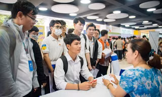Nhảy việc còn được cho là có thể giúp người trẻ học được nhiều kỹ năng mềm, tạo dựng được nhiều mối quan hệ, tích luỹ được nhiều kinh nghiệm và kiến thức