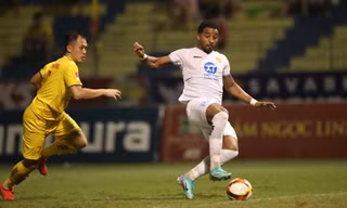Rafaelson (phải) của Thép Xanh Nam Định. Ảnh: Lâm Thỏa