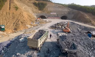 Nhiều đoạn cao tốc Bắc - Nam, các nhà thầu thi công cầm chừng vì giá vật liệu tăng cao. Ảnh: M.T
