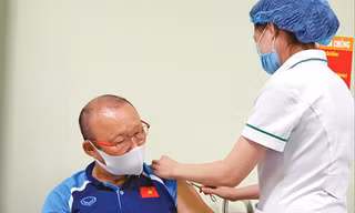 HLV trưởng Park Hang Seo được tiêm vắc-xin phòng COVID-19. Ảnh: CTV
