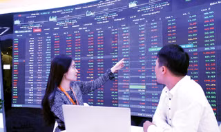 24 năm phát triển, thị trường chứng khoán đạt vốn hóa 300 tỷ USD. Ảnh: Minh Dũng