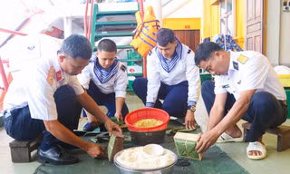 Cán bộ, chiến sỹ Nhà giàn DK 1/9 quây quần gói bánh chưng đón giao thừa