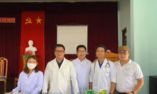 TS Nguyễn Phước Vinh (thứ 2, từ trái qua) tham gia chương trình khám bệnh, phát thuốc miễn phí cho người dân