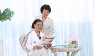 Chị Bích Hậu cùng con gái lớn Bích Dung ôn lại kỷ niệm của thời làm báo Tiền Phong