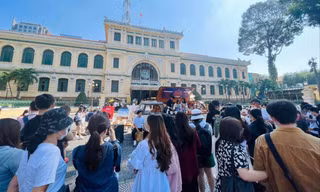 Bạn trẻ tại Trung tâm thành phố ngày cuối tuần