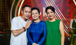 Nhà báo Nguyễn Mạnh Hà chụp cùng 2 danh ca Khánh Ly và Mỹ Linh trong hậu trường một chương trình ca nhạc. Ảnh: NVCC