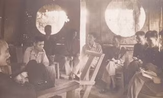 Chủ tịch Hồ Chí Minh thăm và làm việc với cán bộ, nhân viên báo Sự Thật tại Chiến khu Việt Bắc. Ảnh CHỤP LẠI TẠI BẢO TÀNG BÁO CHÍ VIỆT NAM