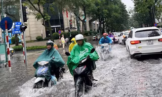 Vì sao cứ mưa rào hạ tầng thoát nước Hà Nội lại 'tê liệt'?