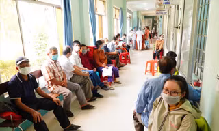 Dân số đông lại thiếu bác sĩ đang gây áp lực lớn cho nhiệm vụ chăm sóc sức khỏe cho y tế Quảng Ngãi