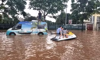 Đường phố ngập sâu, ô tô, xe máy không thể di chuyển, cư dân tại phố Mễ Trì lấy mô-tô nước ra đưa đón người thân