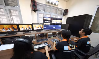 Sinh viên ngành Báo chí, Viện Báo chí và Truyền thông, Trường ĐH Khoa học Xã hội và Nhân văn, ĐH Quốc gia Hà Nội thực tập tại các studio. Ảnh: Diệp An