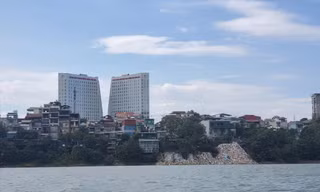 Nhìn từ trên cao, các điểm vui chơi, du lịch bên bờ sông Hồng được chia thành các ô, khoảnh nham nhở