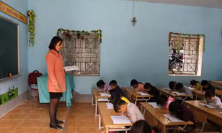 Thiếu giáo viên, nhiều giáo viên “chạy sô” dạy học vô cùng vất vả. Ảnh: Như Ý