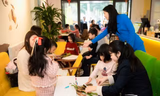 Cty bảo hiểm Sunlife tổ chức cuộc thi vẽ tranh trên lá cây cho trẻ em để thu thập thông tin khách hàng