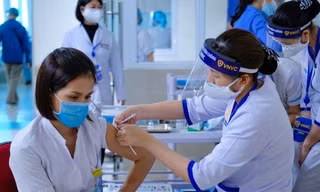 Tiêm đủ 2 mũi vắc-xin ngừa COVID-19 vẫn cần tuân thủ 5K. Ảnh: BTK