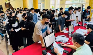Thí sinh nộp học bạ xét tuyển vào Trường ĐH Kinh doanh và Công nghệ năm 2024 (Ảnh minh họa)