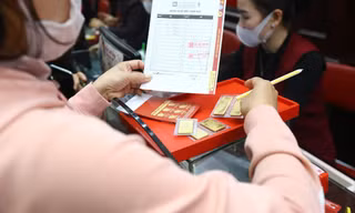 Người dân đổ xô mua vàng những ngày qua. Ảnh: Duy Phạm