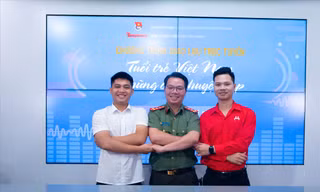 Chủ nhiệm dự án Hà Nội Xanh Nguyễn Tiến Huy, Đại uý Lò Văn Long và Chủ tịch Hội Thanh niên vận động hiến máu Hà Nội Trịnh Xuân Thủy (từ trái sang) giao lưu tại chương trình 