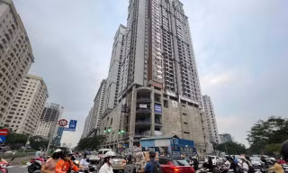 Nhiều chung cư trên đường Lê Văn Lương (Hà Nội) phá vỡ quy hoạch. Ảnh: Như Ý
