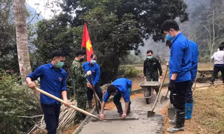 Tuổi trẻ Cao Bằng tham gia xây dựng đường nông thôn. Ảnh: Duy Chiến