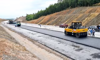 Khởi công từ tháng 9/2020, tới nay đoạn cao tốc Phan Thiết – Dầu Giây mới đạt 45% khối lượng dù chỉ còn 6 tháng phải hoàn thành. Ảnh: PMUTL