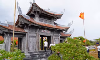 Mái chùa cong vút ở đảo Song tử Tây