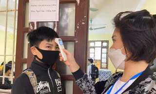 Học sinh lớp 9 trong một giờ học trực tiếp tại Hà Nội