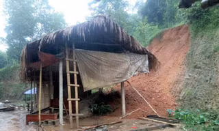 Đất đồi sạt lở làm sập một phần nhà dân ở xã Châu Khê, huyện Con Cuông (Nghệ An)