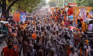 Các tín đồ diễu hành trong Lễ hội Kumbh Mela