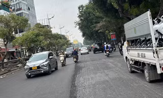 Đường Lê Duẩn lòng đường bị cào bóc, thảm nham nhở những ngày qua. Ảnh: Anh Trọng