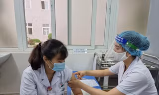 Tiêm vắc-xin AstraZeneca tại Hà Nội. Ảnh: H.M