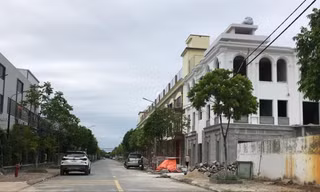 Các công trình có kiến trúc như biệt thự tại CCNLN Dương Liễu (Hoài Đức, Hà Nội). Ảnh: Long Vân