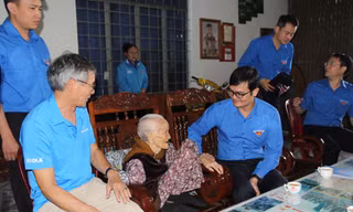Anh Bùi Quang Huy, Bí thư thứ nhất T.Ư Đoàn thăm Mẹ Việt Nam Anh hùng Nguyễn Thị Mười (104 tuổi)