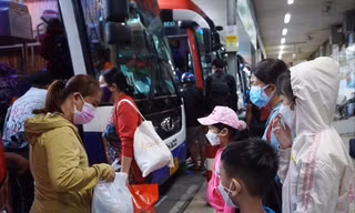 Lượng khách đến bến xe Miền Đông khởi sắc sau khi nhiều địa phương không yêu cầu cách ly người về quê ăn Tết. Ảnh: Hữu Huy