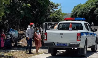 CSGT Quảng Ngãi đưa thai phụ L đi cấp cứu. Ảnh: CA cung cấp