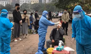 Nhân viên y tế cơ sở ở Hà Nội trong những ngày cao điểm dịch COVID-19. Ảnh: Trường Phong