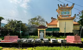 Những ngôi mộ gió đầu tiên trên đảo là mộ của cai đội Phạm Quang Ảnh cùng với 24 lính của hải đội Hoàng Sa. Ảnh: Nguyễn Ngọc
