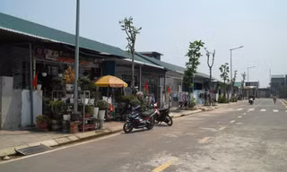 Nhìn bên ngoài, không ai nghĩ khu phố này là dãy nhà liền kề “hộ nghèo” ở Hương Sơ do chính quyền vận động hỗ trợ xây dựng tặng cho dân. Ảnh: Ngọc Văn