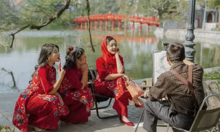 Mẹ con NSƯT Chiều Xuân giữ thói quen mặc áo dài Tết bát phố và đi lễ chùa
