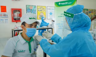 Công nhân được tiêm vắc-xin ngừa COVID-19 tại TPHCM. Ảnh: U.P