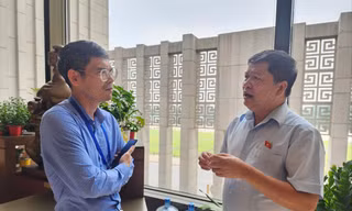 ĐBQH trao đổi với phóng viên bên lề kỳ họp. Ảnh: Đ.N