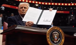 Tổng thống Mỹ Donald Trump ký một sắc lệnh hành pháp sau khi dự lễ nhậm chức ngày 20/1/2025 tại Washington. Ảnh: AP